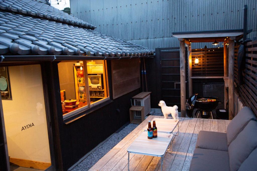 un patio al aire libre con sofá y mesa en 古民家宿 AKIYA nehemiah 淡路島, en Awaji