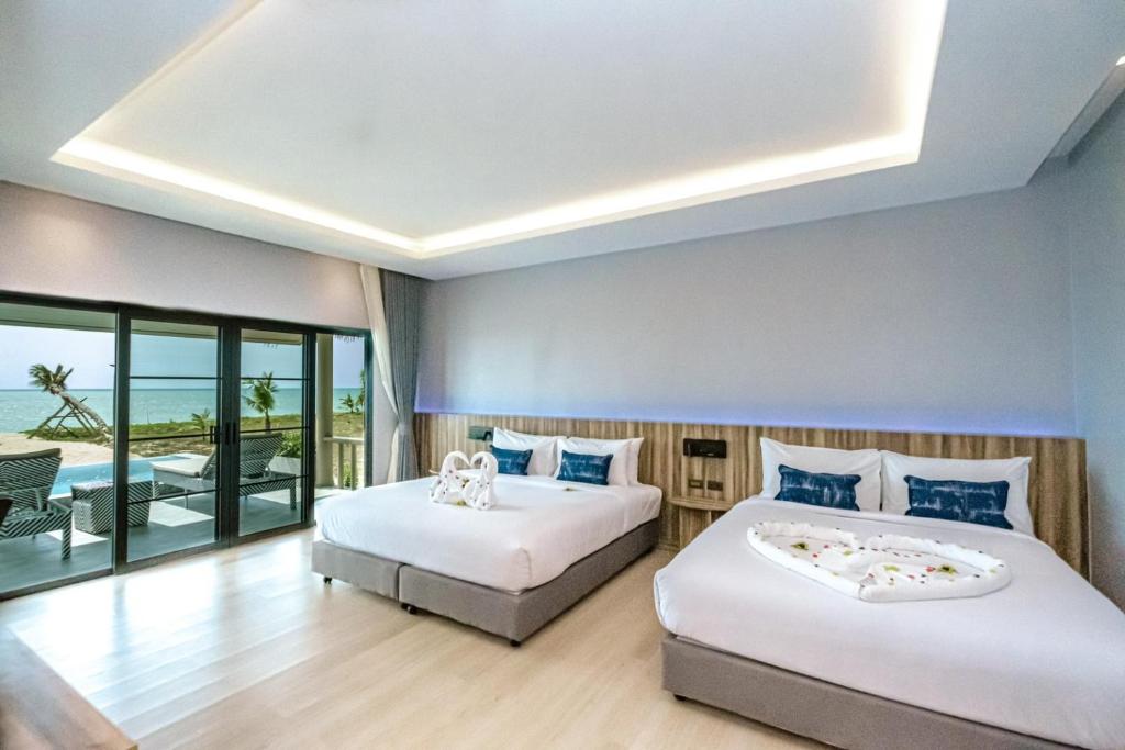 Postel nebo postele na pokoji v ubytování C&N Kho Khao Beach Resort - SHA Plus
