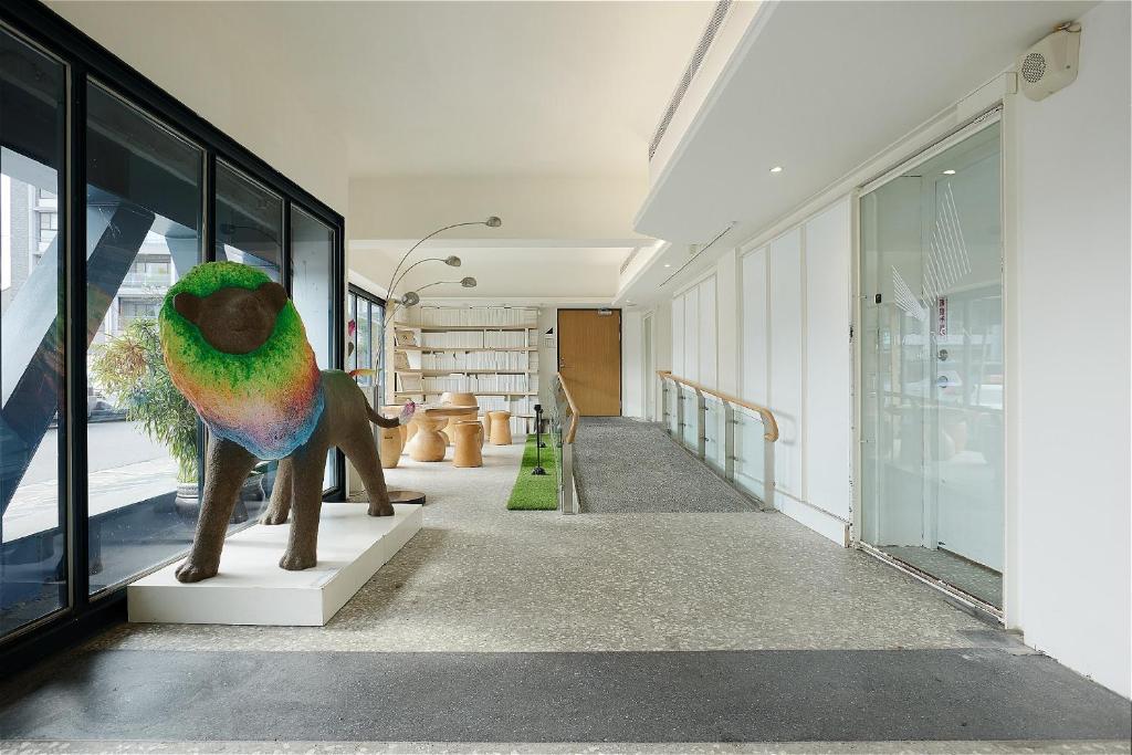 台北的住宿－陽光士林珮柏旅館，建筑物走廊上的狗雕像