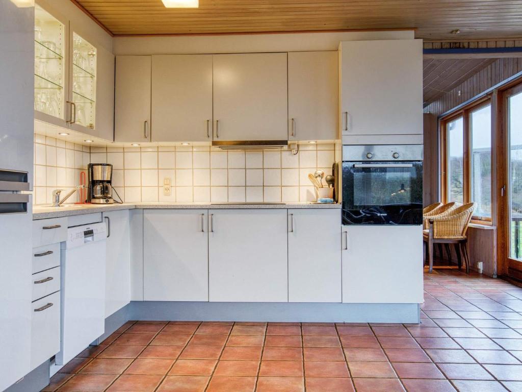 Kuchyň nebo kuchyňský kout v ubytování Holiday home Hjørring VIII