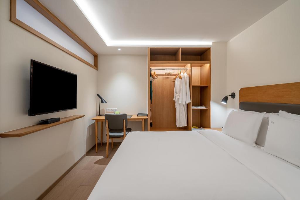Postel nebo postele na pokoji v ubytování Holiday Inn Shanghai Hongqiao Central by IHG