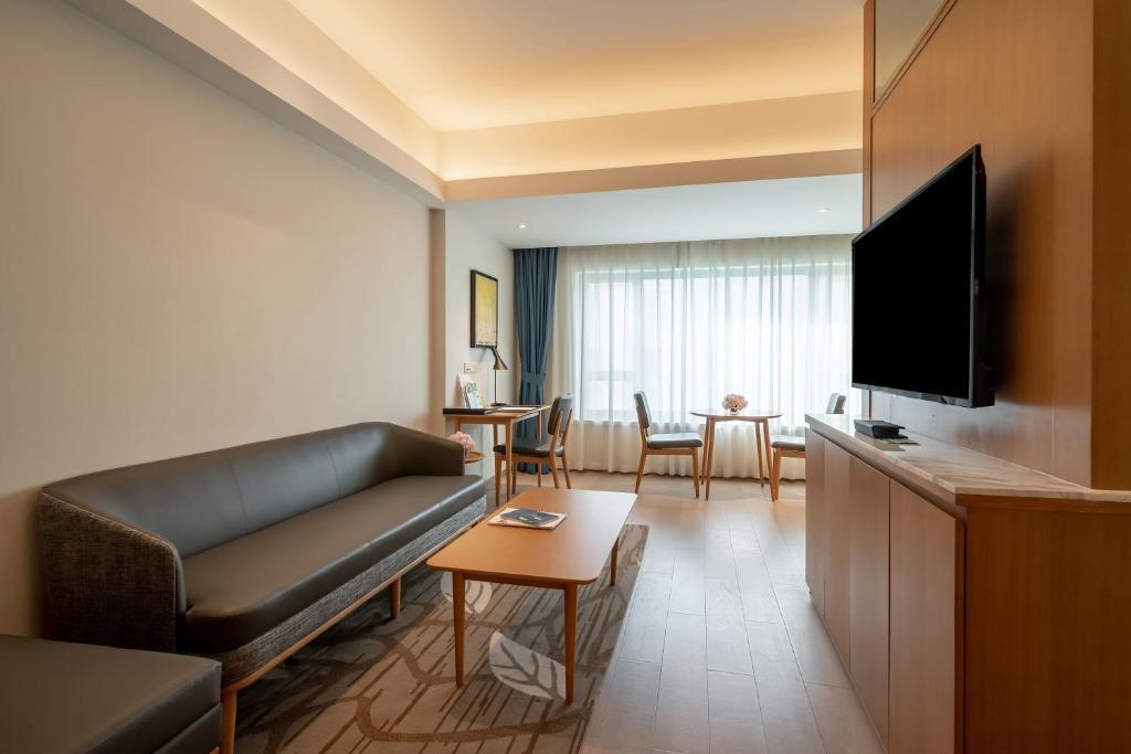 TV a/nebo společenská místnost v ubytování Holiday Inn Shanghai Hongqiao Central by IHG