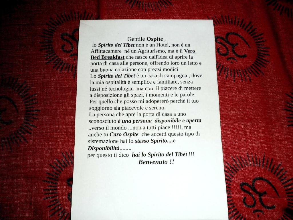 un trozo de papel sobre una tela roja en Nicoletta Spirito del Tibet, en San Leo