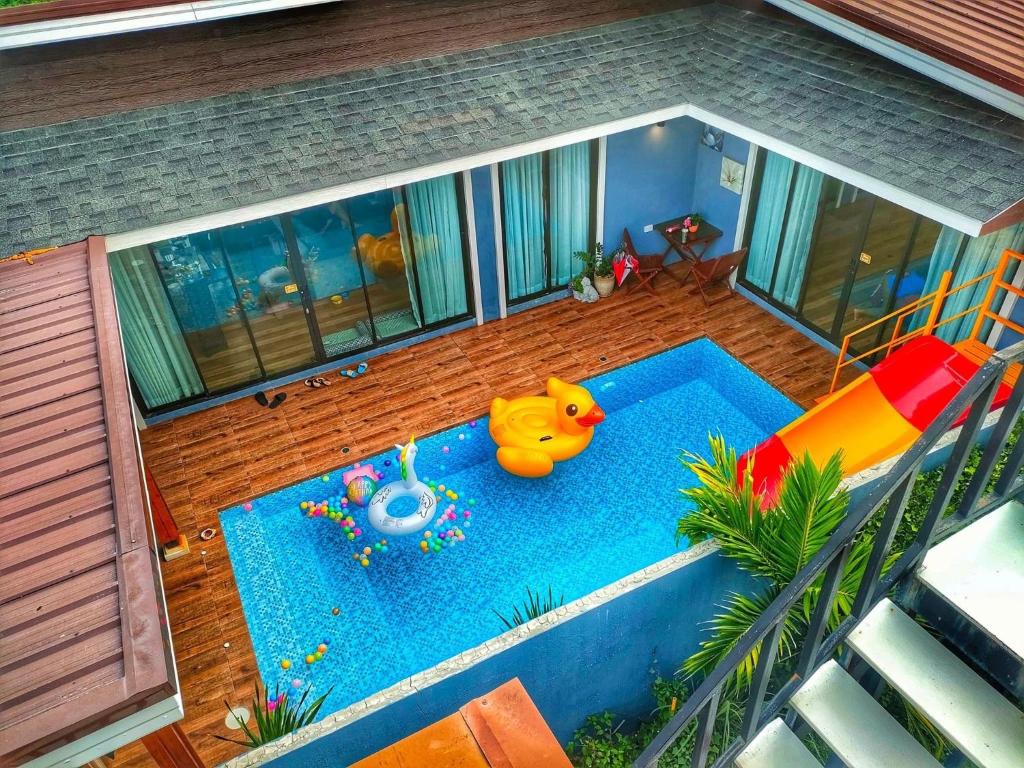 an overhead view of a backyard with a pool at เจ๋งพูลวิลล่า ชะอำ in Cha Am
