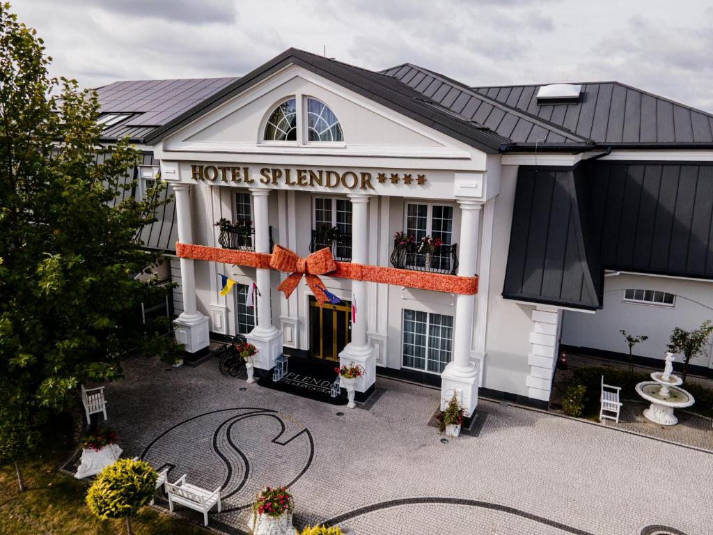 an overhead view of a hotelstandalore building with an orange ribbon at Hotel Splendor in Babice Nowe