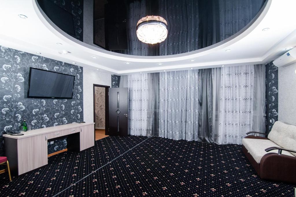 KachkanarにあるHotel Pyaterochka Luxのリビングルーム(ソファ、テレビ付)