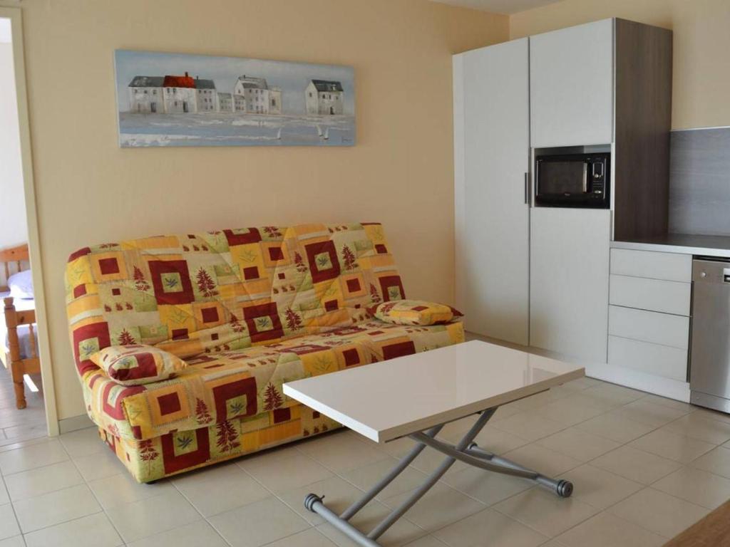 a living room with a couch and a table at Appartement Le Grau-du-Roi, 3 pièces, 6 personnes - FR-1-250-61 in Le Grau-du-Roi