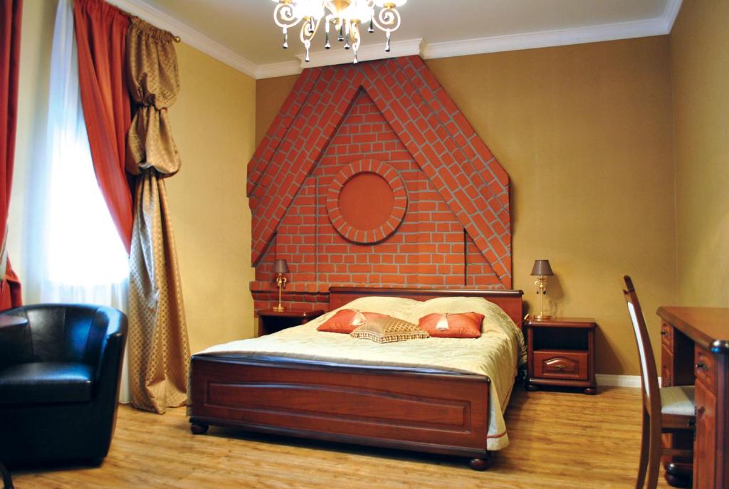 a bedroom with a bed with a red headboard at Hotel Staraya Bashnya in Sarapul