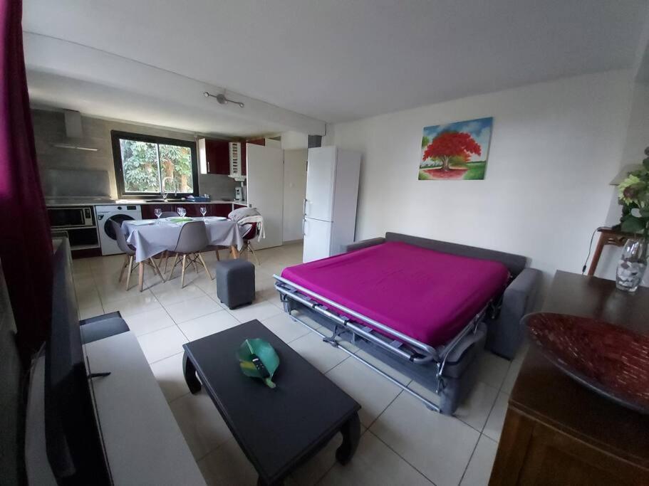 Postel nebo postele na pokoji v ubytování Appartement agréable, accès rapide.