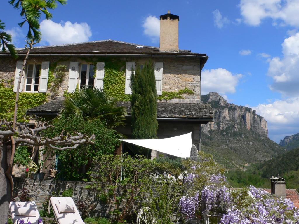 une maison où le lierre pousse sur son côté dans l'établissement Ermitage de Peyreleau, à Peyreleau