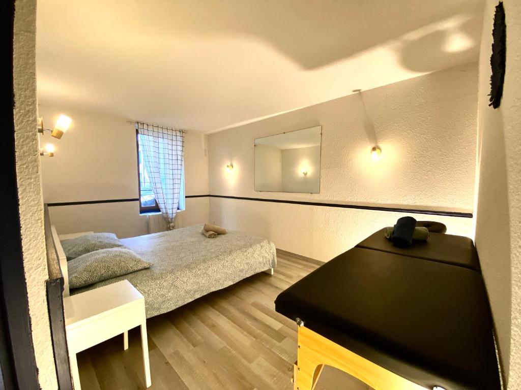 Photo de la galerie de l'établissement Patio, Table de Massage, Climatisé, Le Cocon de Pedro, à Carcassonne