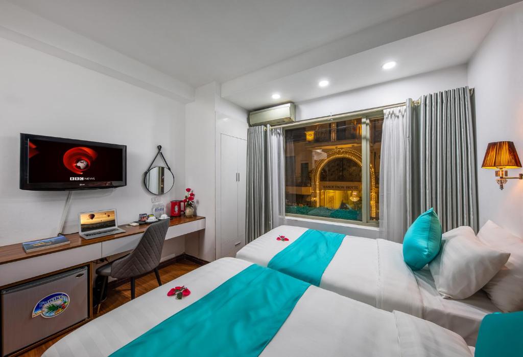 Postel nebo postele na pokoji v ubytování Hanoi Sisters Boutique Hotel & Spa & Travel
