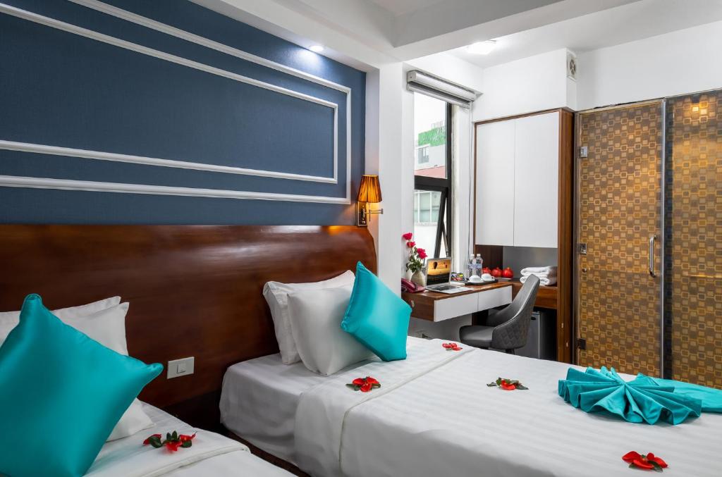 Postel nebo postele na pokoji v ubytování Hanoi Sisters Boutique Hotel & Spa & Travel