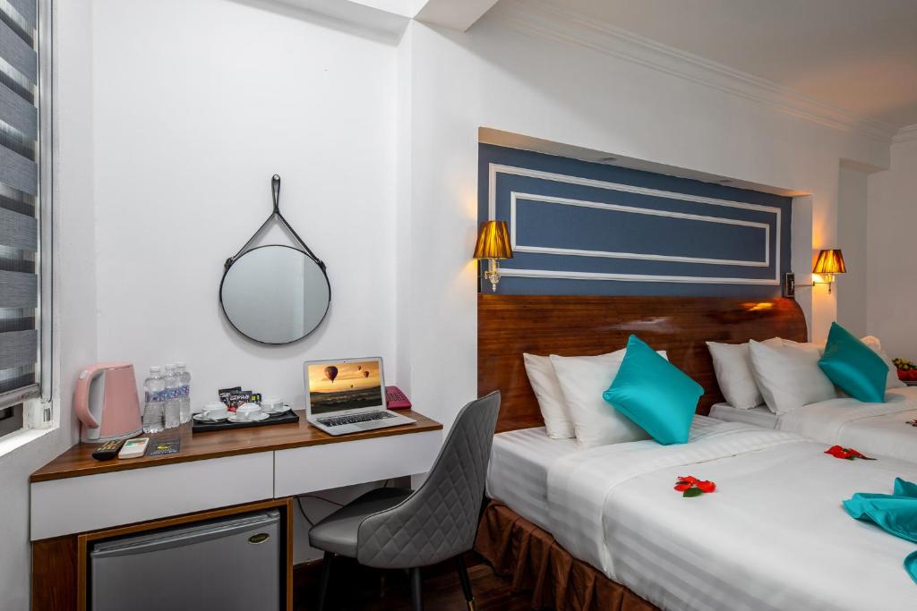 Postel nebo postele na pokoji v ubytování Hanoi Sisters Boutique Hotel & Spa & Travel
