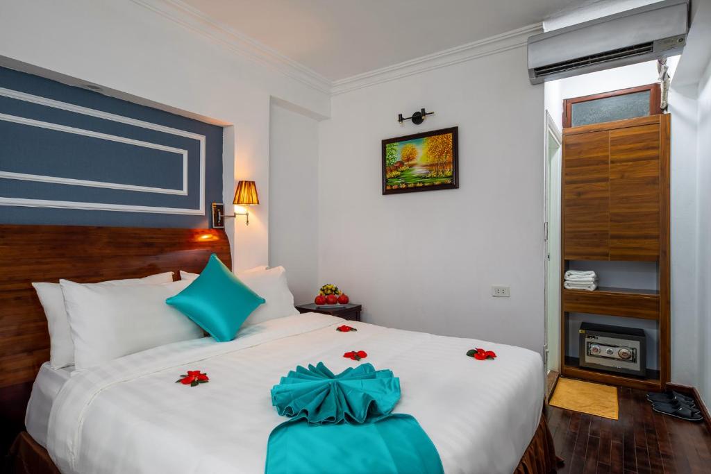 Postel nebo postele na pokoji v ubytování Hanoi Sisters Boutique Hotel & Spa & Travel