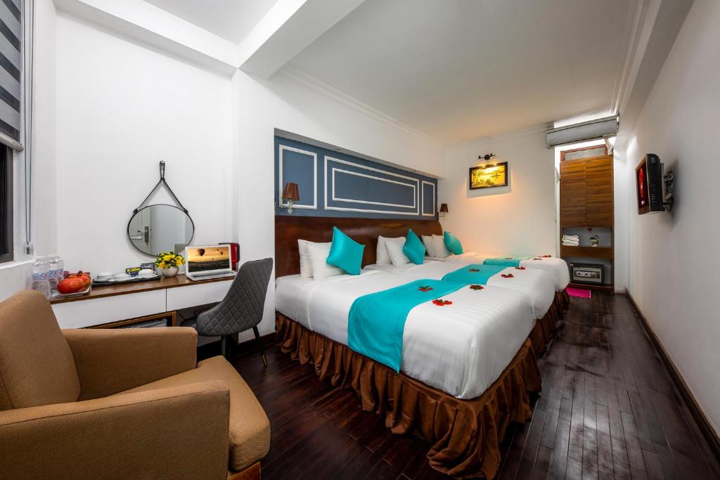 Postel nebo postele na pokoji v ubytování Hanoi Sisters Boutique Hotel & Spa & Travel