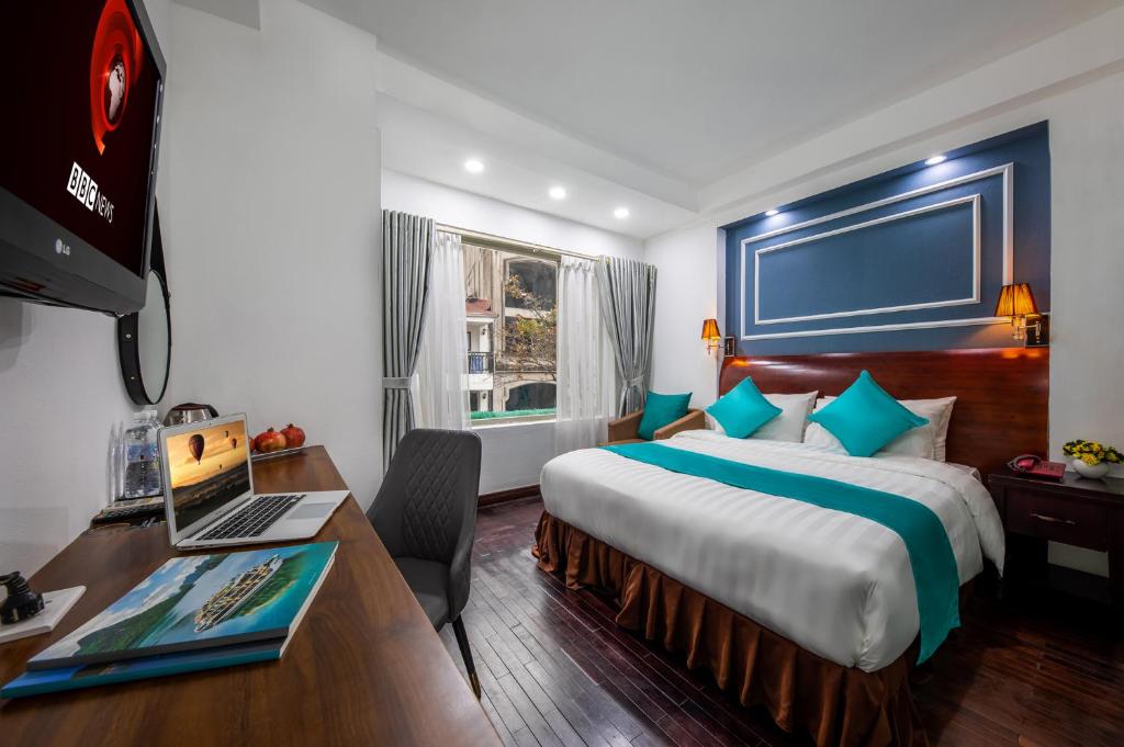 Postel nebo postele na pokoji v ubytování Hanoi Sisters Boutique Hotel & Spa & Travel