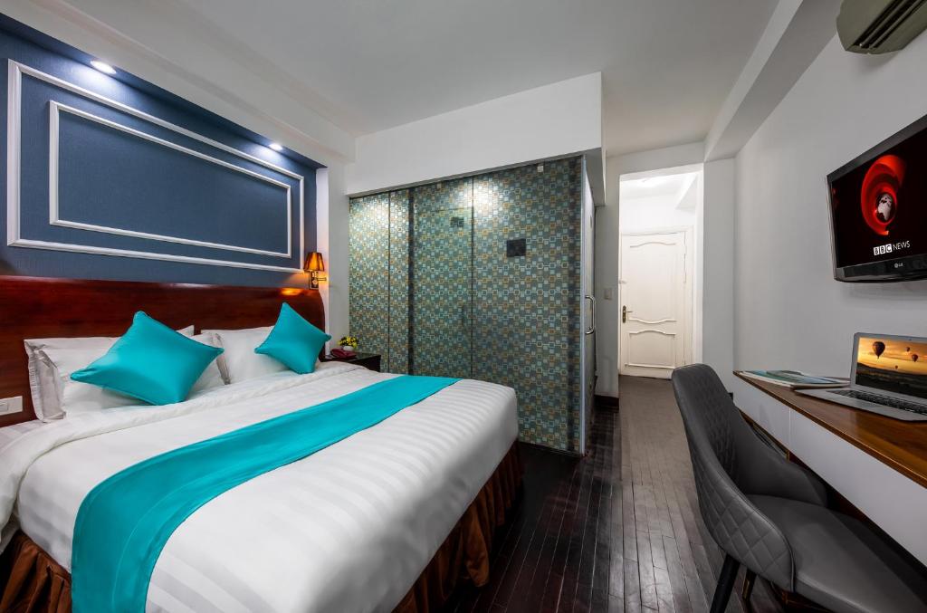 Postel nebo postele na pokoji v ubytování Hanoi Sisters Boutique Hotel & Spa & Travel