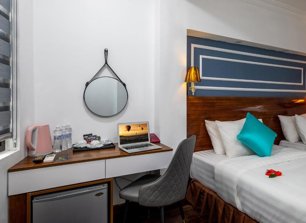 Postel nebo postele na pokoji v ubytování Hanoi Sisters Boutique Hotel & Spa & Travel