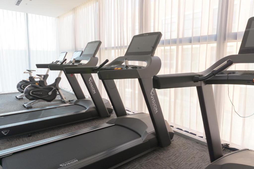 a row of treadmills in a gym at JANDA Golden Tulip Hotel in Wuqi