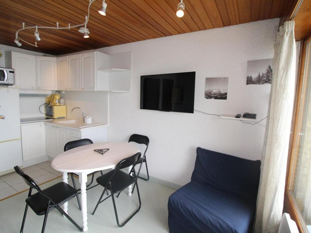mały salon ze stołem i kuchnią w obiekcie Appartement Auris, 1 pièce, 4 personnes - FR-1-297-157 w mieście Auris