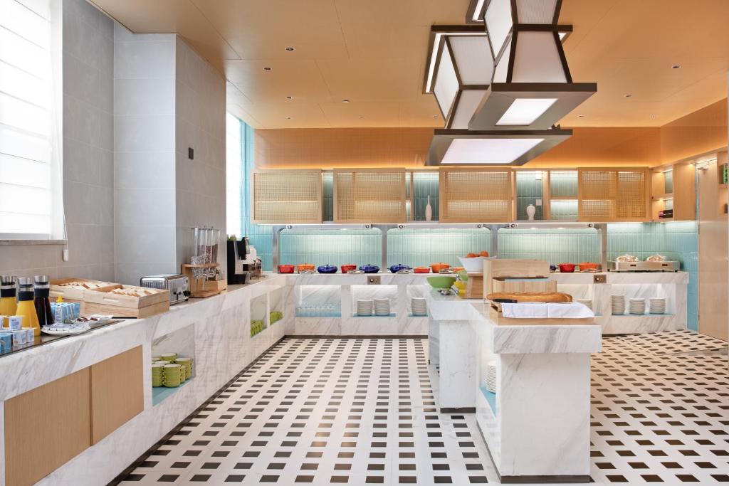 Cucina o angolo cottura di Home2 Suites By Hilton Shenzhen Dalang