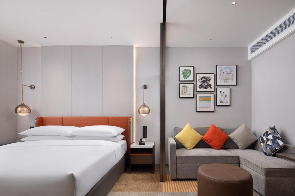 Letto o letti in una camera di Home2 Suites By Hilton Shenzhen Dalang