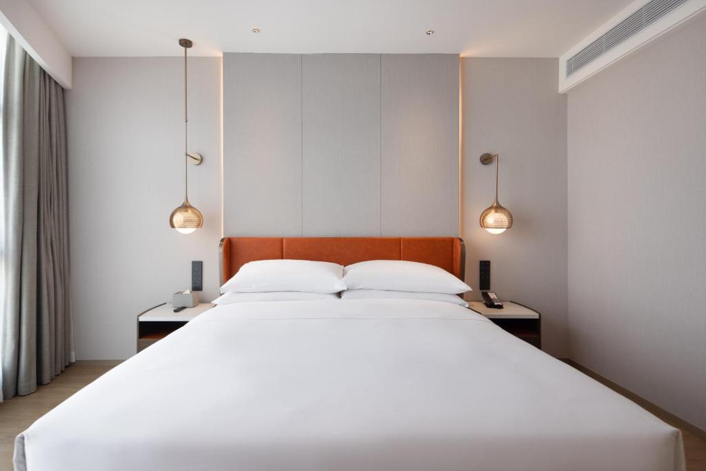 Letto o letti in una camera di Home2 Suites By Hilton Shenzhen Dalang