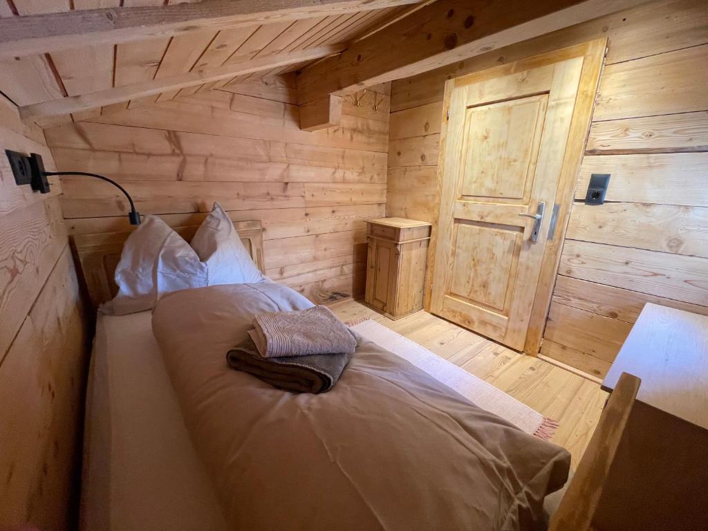 Letto o letti in una camera di Alpenchalet Piz Hüsli