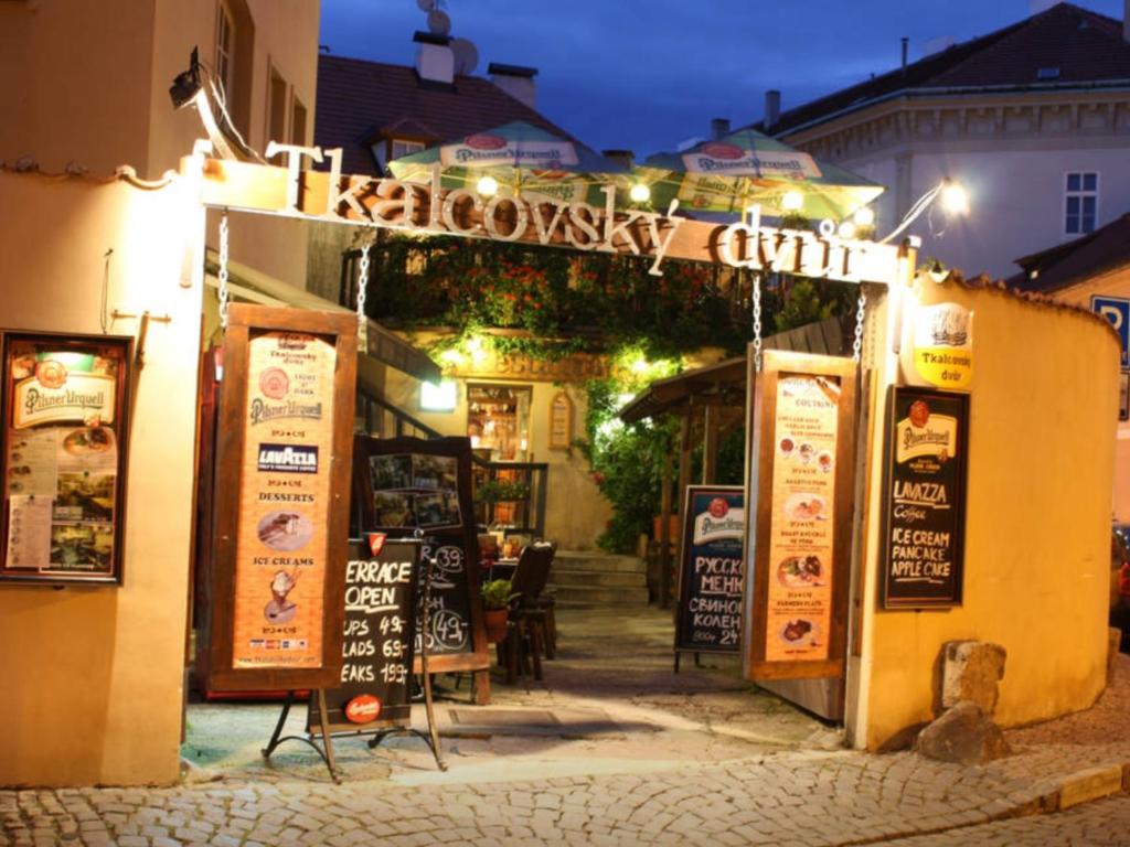 Zdjęcie z galerii obiektu Apartments & Restaurant Tkalcovsky dvur w Pradze