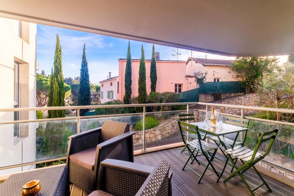 balkon ze stołem i krzesłami oraz widokiem w obiekcie Villa Elena - Studio proche plage avec terrasse w Cannes