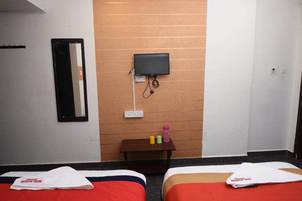 Uma cama ou camas num quarto em HOTEL BOOPATHI Madurai