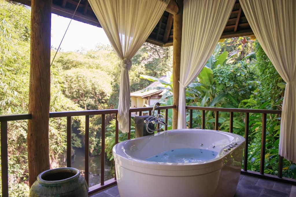Zahrada ubytování Komaneka at Bisma Ubud