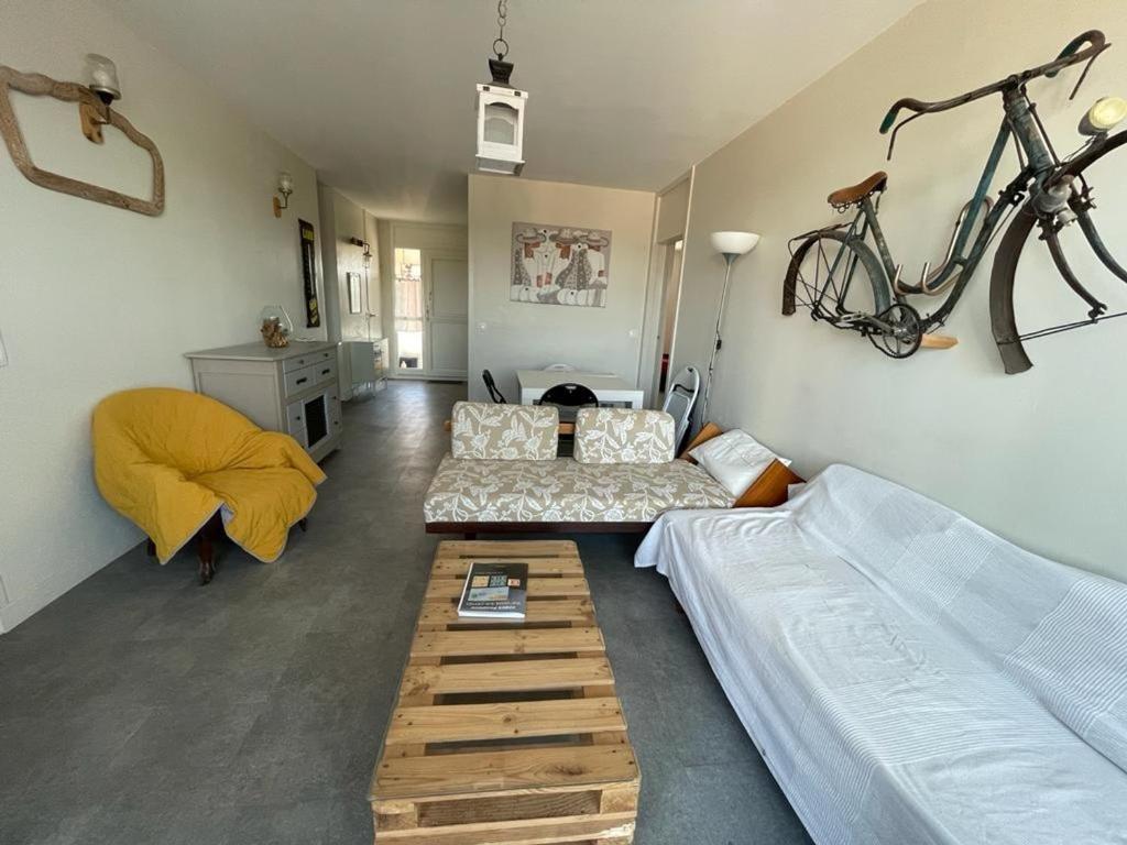 - un salon avec un vélo suspendu au mur dans l'établissement Appartement Arcachon, 3 pièces, 5 personnes - FR-1-474-235, à Arcachon