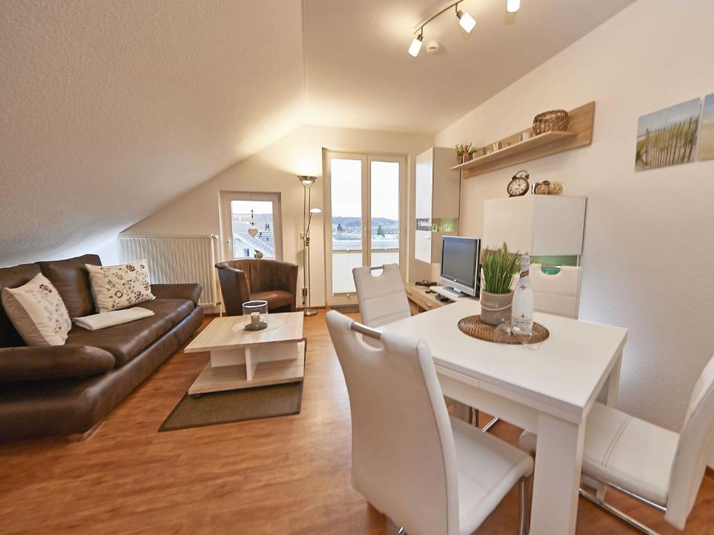 ein Wohnzimmer mit einem weißen Tisch und einem Sofa in der Unterkunft Wohnpark Stadt Hamburg in Binz - WG 57 in Binz