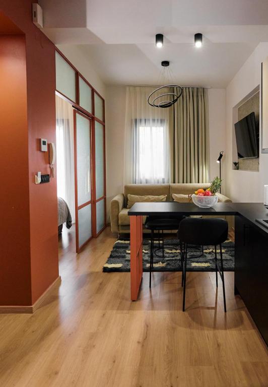 Televízia a/alebo spoločenská miestnosť v ubytovaní Plane Tree Luxury Suites
