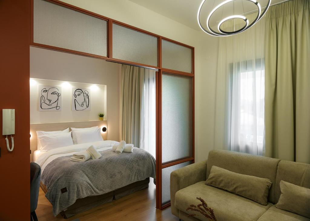 Posteľ alebo postele v izbe v ubytovaní Plane Tree Luxury Suites