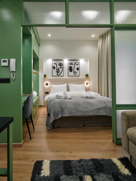Posteľ alebo postele v izbe v ubytovaní Plane Tree Luxury Suites