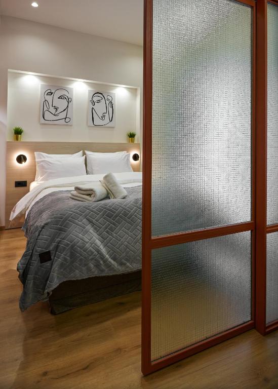 Posteľ alebo postele v izbe v ubytovaní Plane Tree Luxury Suites
