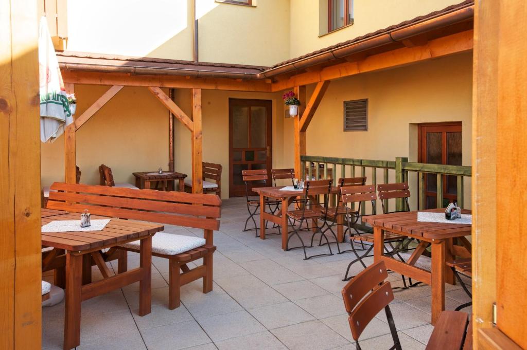 Balkón nebo terasa v ubytování Hostinec U Hubálků