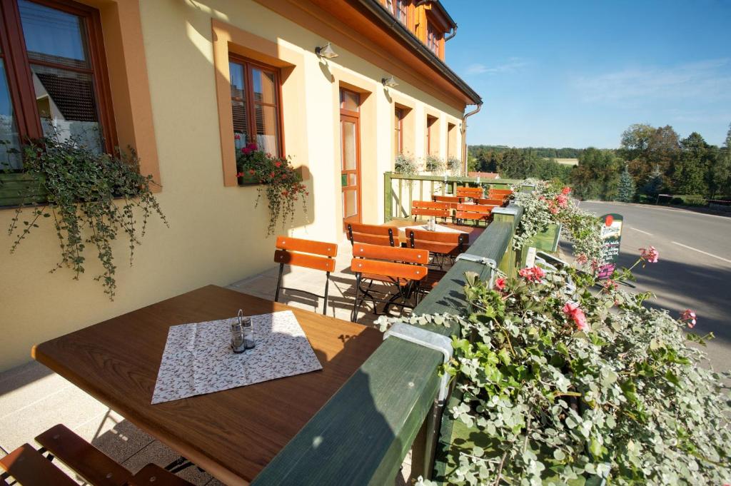Balkón nebo terasa v ubytování Hostinec U Hubálků