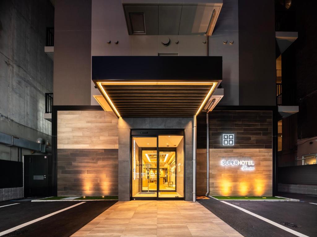 uma entrada para um edifício com uma placa em Super Hotel Premier Namba Shinsaibashi Natural Hot Spring em Osaka