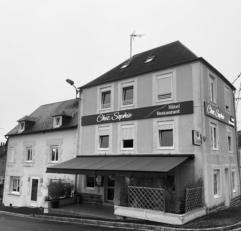 een zwart-witte foto van een gebouw bij Restaurant Hotel Logis Chez Sophie in Briouze