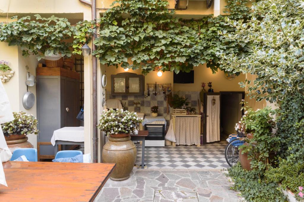 a patio with a table and a kitchen with plants at Appartamento Fanciullacci in Montelupo Fiorentino