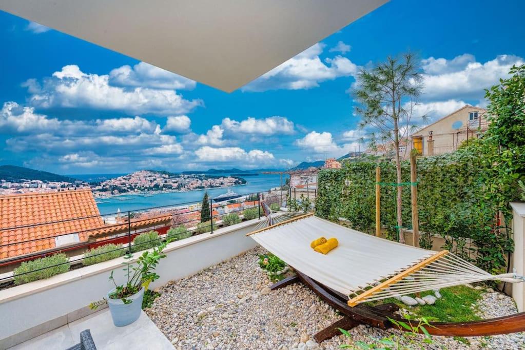 ein Balkon mit Hängematte und Blick aufs Wasser in der Unterkunft Walking distance old town 120m2,garden,view,garage in Dubrovnik