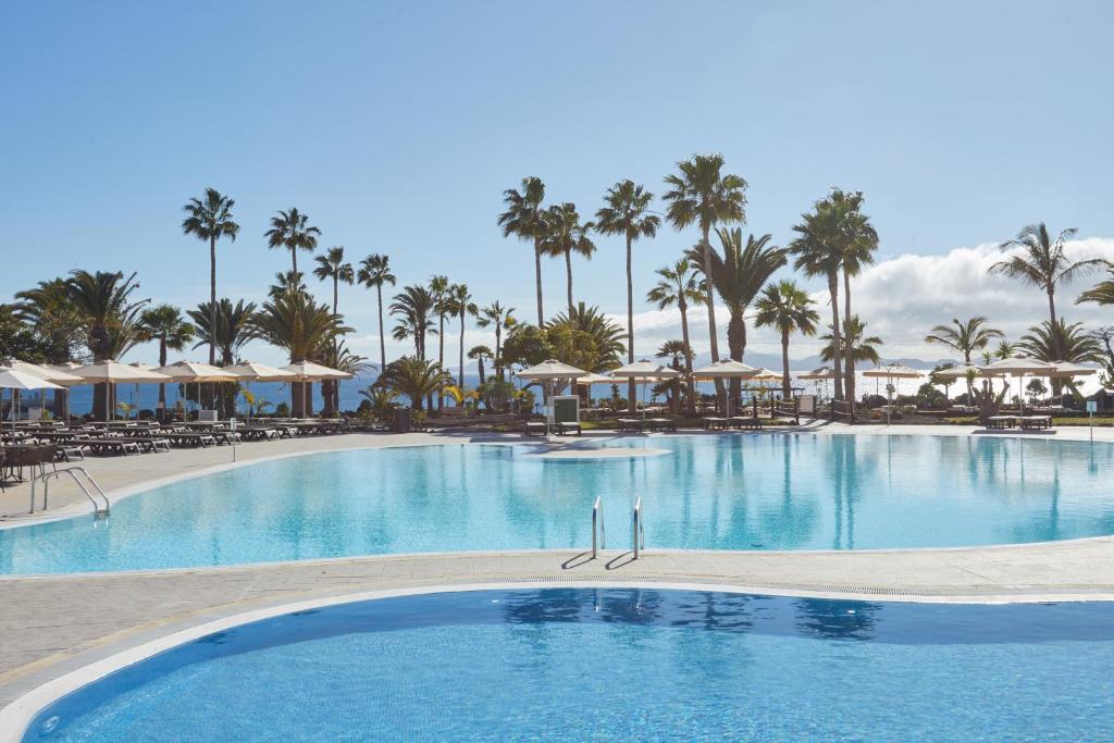 Bazén v ubytování Dreams Lanzarote Playa Dorada Resort & Spa nebo v jeho okolí