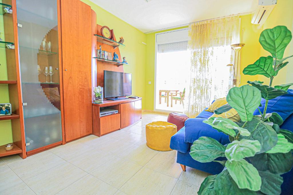TV a/nebo společenská místnost v ubytování LITORAL COSTA DORADA - GAYA Only families