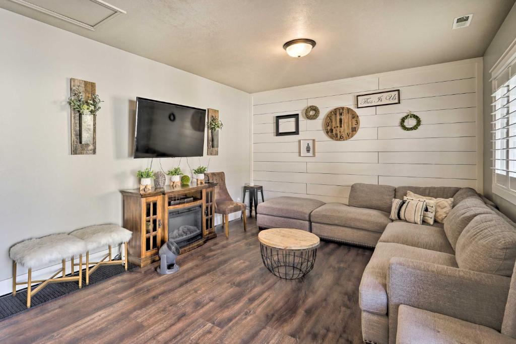 Телевизор и/или развлекательный центр в Woods Cross Vacation Rental with Hot Tub!