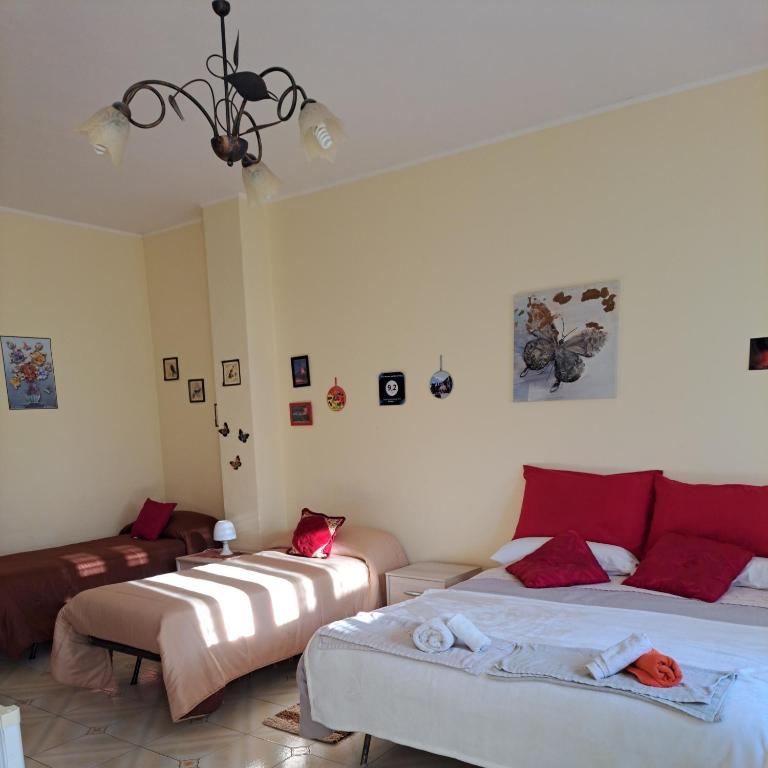 salon z dwoma łóżkami i kanapą w obiekcie Casa Holiday Sea Etna Di Enza w mieście Linguaglossa