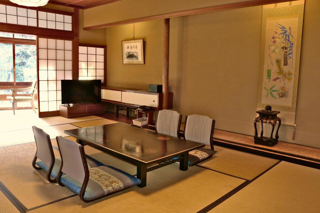 TV a/nebo společenská místnost v ubytování Tsutaya Ryokan